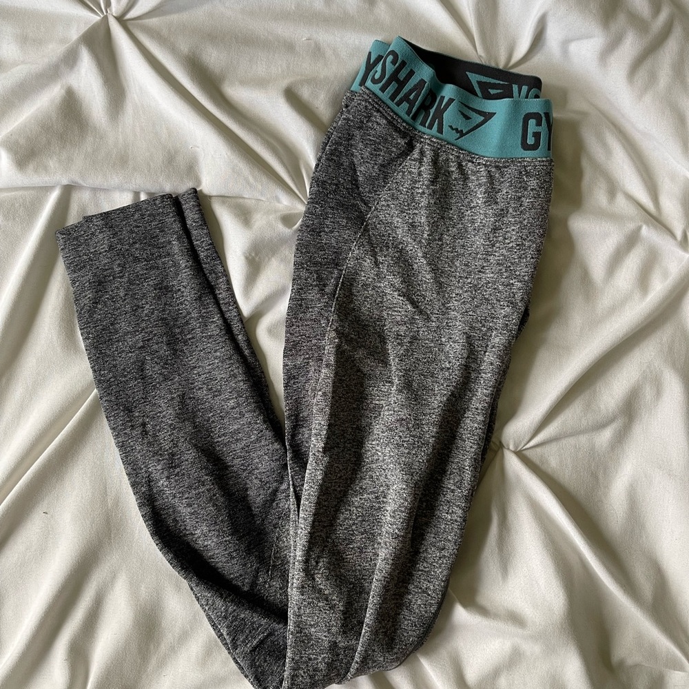 Gym shark leggings
